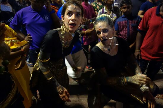 europäische Prozessions-Teilnehmer? oder gar Wesen der Nacht?