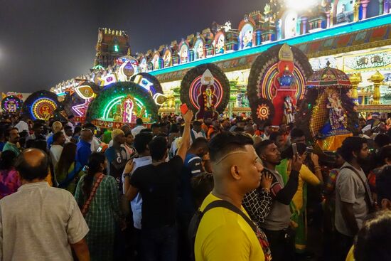 Die Warteschlange um Mitternacht
Die elektrisch beleuchteten Gestelle zeigen nachts ihre Farbenpracht