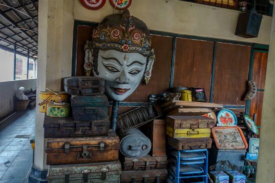 auf dem Antikmarkt Pasar Triwundu in Surakarta
