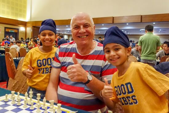 Schach auf der Insel Penang mit den Good Vibes Zwillingen