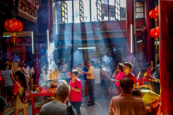 Ein Grund für die vielen Fotografen sind die Lichtverhältnisse in diesem Tempel...