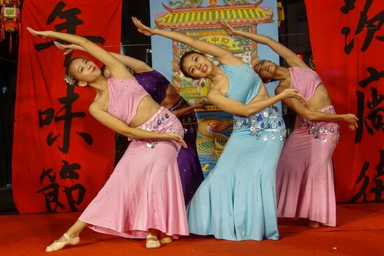 ….auf denen in kurzweiligen Abständen verschiedene Künstler auftraten