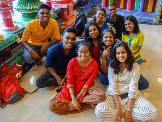 Im Gegensatz dazu wirken diese jungen Inder fast europäisch vertraut