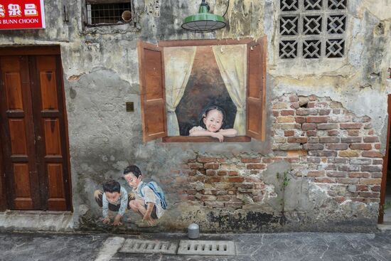 Alltagszene – 2 Jungs spielen mit Murmeln, ein Mädchen schaut zum Fenster raus