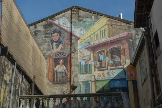 Wenn ich mich nicht täusche entstammt die Dame die aus dem Fenster schaut, mit Lockenwicklern im Haar und einer Zigarette im Mundwinkel, einem Film. In diesem entpuppen sich ältere Anwohner einer Strasse als  Kung-Fu Kämpfer. Everybody was Kung Fu fighting....
Die obigen Bilder findet man alle in einer kleinen Seitengasse. Wegen der vielen Besucher die für ein Selfie kommen haben findige Anwohner bereits ein Kaffee und ein Restaurant eröffnet.
