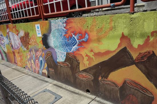 Kuala Lumpur: Auch die Brandrodungen und das Zurückdrangen der Natur wird  thematisiert