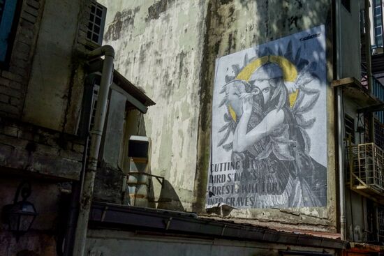 Kuala Lumpur : En Poster mit der Aufschrift: „Cutting off Bird's Wings - Forest will turn into Graves“ (Nimmt man den Vögeln ihre Flügel wird sich der Wald in einen Friedhof verwandeln)