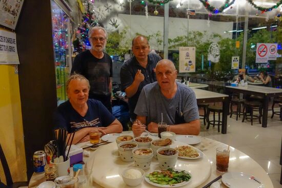 Das Essen ist aufgetischt - vorher noch ein Gruppenfoto