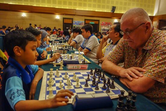 ….und die Spieler werden immer jünger. Ein 7-jähriger bereitet mir echte Schwierigkeiten! Ich spiel an Brett 4, hinter mir sieht man meine Mannen aus Penang