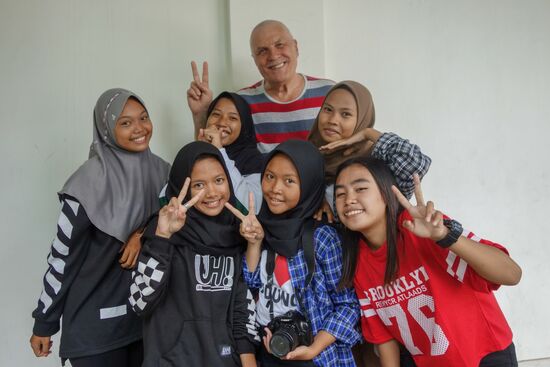 Auf mein morgendliches Tief folgte prompt ein Hoch! Don't worry be happy!
Schätze mal diese junge Damengruppe aus Semarang kürzt das nochmals ab:
„Be Happy!“