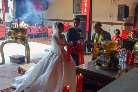 es waren einige am fotografieren, man durfte dabei nur nicht zu nahe an den Altarschrein geraten