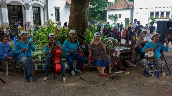 Innenhof des Lawang Sewu: Eine Musikgruppe verbreitet Südsee-Feeling.