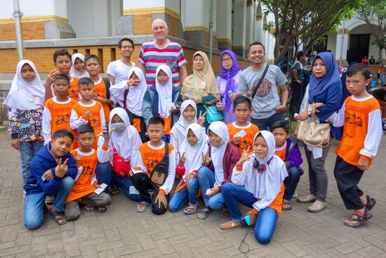 Lawang Sewu: wie kommt es zu dem Gruppenbild?
hier sind wenig Europäer unterwegs, da wird man gern gefragt ob Sie mit einem ein Gruppenfoto machen dürfen. Hinterher frage ich meist ob ich mit meiner Kamera auch ein Gruppenfoto machen kann. Das wird eigentlich immer bejaht. In diesem Moment kam gerade eine Jugendgruppe vorbei. Stellt euch mal dazu!  
Meine Motivation ein Foto zu bekommen ist ja ganz ähnlich wenn ich z.B. die für mich exotischen Marktfrauen frage ob ich sie fotografieren darf..