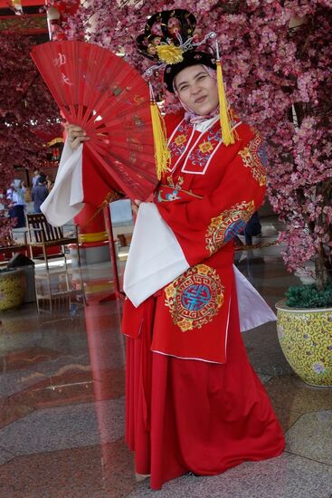 Diese Dame hat sich ein historisches Kleid ausgeliehen
