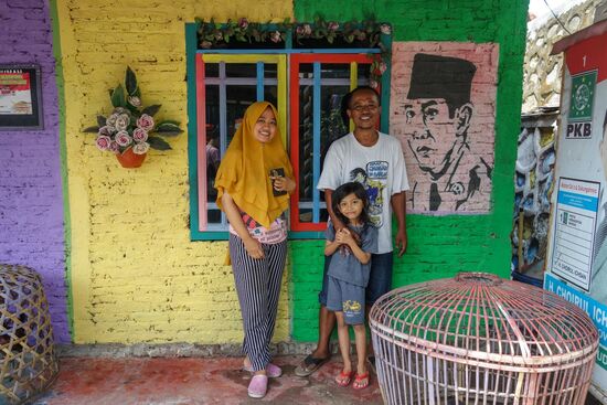 Mit Stolz auf ihr Stadtviertel erzählt diese junge Familie von dem Projekt, auch die UNESCO war schon hier