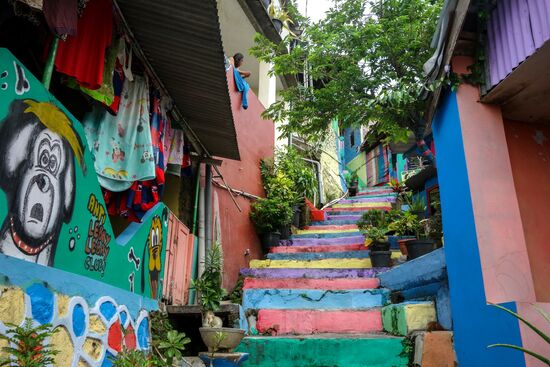 Was Farbe so bewirken kann. In den letzten Jahren ist nicht nur die Sauberkeit gestiegen sondern auch die Stimmung unter den Bewohnern des ehemaligen Slum-Gebietes.