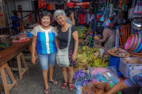 Diese Zwei Damen führen mich durch den Markt