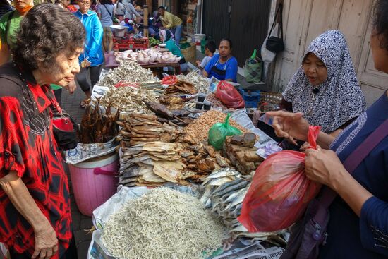 Ein Stand mit getrocknetem, gesalzenem und geräuchertem Fisch