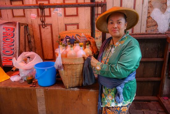 Diese Dame hier verkauft ein süßes Getränk namens Jamu
eine traditionelle Kräutermedizin, gut für die Gesundheit