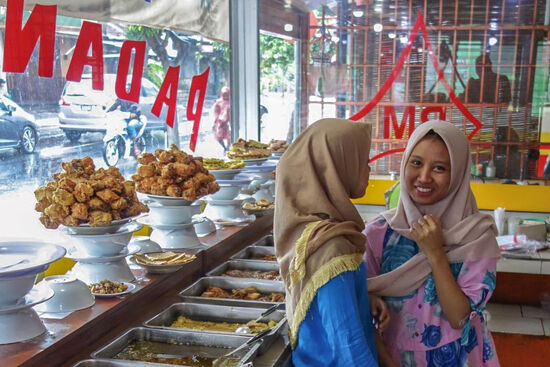 … mach ich mal ein Foto während es draußen regnet.
Da rutschen mir doch die Zwei von der Bedienung ins  Bild.  Sie lachen noch mehr wegen meines Fotoapparates. Ach wie flüchtig, immer wenn ich fotografiere lachen sie gerade nicht. Von Joseph Conrad haben die wohl noch nichts gehört.