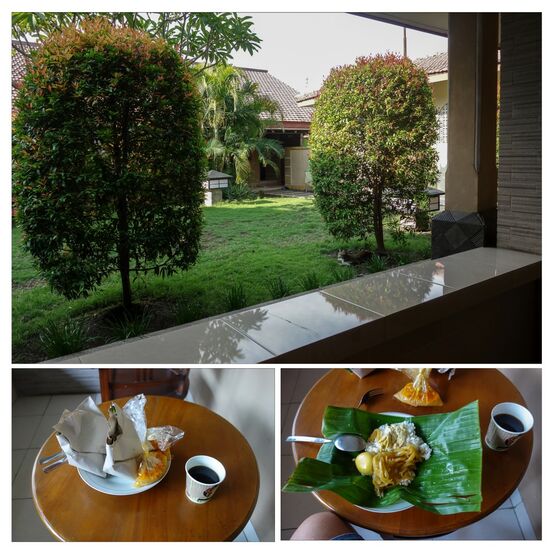 Jedes Zimmer hat einen kleinen Balkon auf dem am Morgen das Frühstück abgestellt wird. Das war  ordentlich verpackt, Reis mit Ei auf einem Bananenblatt, darüber kippt man dann aus der anderen Tüte eine Art Gemüse mit reichlich Soße. Ist fast ein Mittagessen. Enthält eniges von dem der Reiseführer abrät.