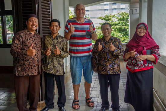 Indoneische Männer in traditionell gemusterten Hemden