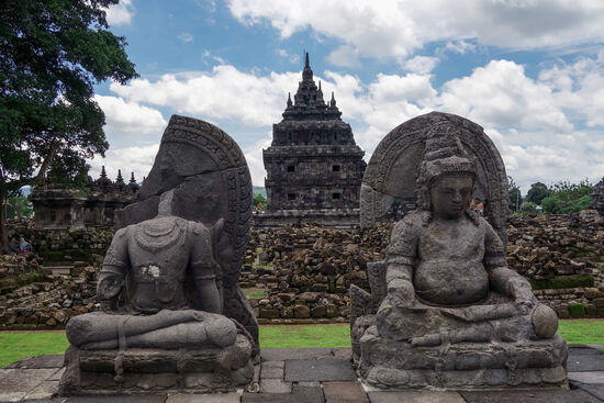 Wie beim Prambanan sind auch hier viele Gebäudetrümmer aufgeschichtet. Bei diesen Plastiken wurden einige der zerbrochenen Teile wieder zusammengefügt, das Puzzle-Spiel scheint noch nicht beendet. Einige dieser Schäden sind wohl auch dem Erdbeben von 2006  geschuldet, bei dem in der Gegend von Yogyakarta etwa 5700 Menschen ums Leben kamen.