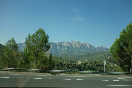 Flug nach Barcelona, dann weiter mit dem Bus. Unterwegs geht es vorbei an der Gebirgskette des Montserrat. Diese Gebirgslandschaft ist so phantasieanregend dass sie vielen katalanischen Dichtern als Inspirationsquelle diente. Das bekannte Kloster Montserrat wurde zum Wallfahrtsort. Man hat hier auch schon nach dem Heiligen Gral gesucht und zahlreiche UFO-Sichtungen wurden gemeldet.