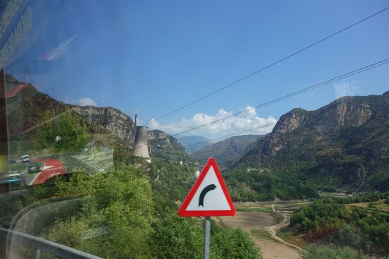 In Berga wird der Bus gewechselt. Das letzte Teilstück führt durch das tief in die Landschaft eingeschnittene Tal des Llobregat nach La Pobla de Lillet, in deren Nähe dieser nach Barcelona führende Fluss entspringt. Von dem war nicht viel zu sehen.