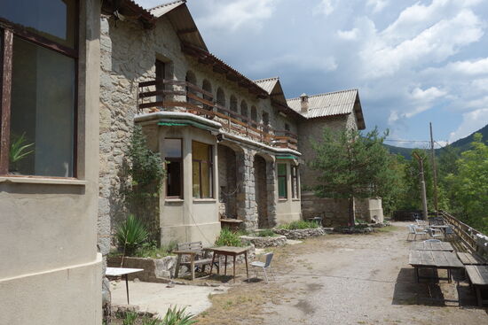 hier wohnten früher die Ingenieure einer nahegelegenen Zementfabrik, die inzwischen zum Museum umfunktioniert wurde. Das Refugi hat Gemeinschaftsbad, ein etwas wackeliges WIFI, Einzelzimmer oder Gruppenzimmer mit Stockbetten. Die Klimaanlage vermisste ich nicht, kühlte es nachts doch meist ordentlich ab.