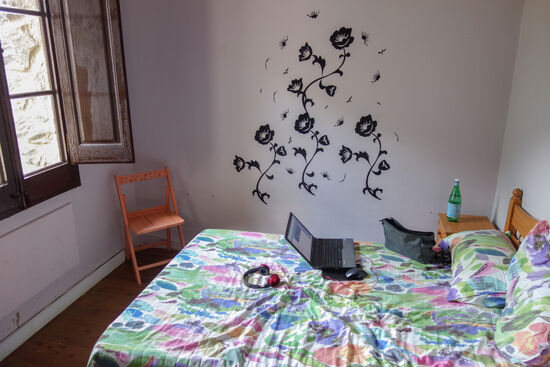 Blick in mein Zimmer, sehr massive Wände, alles da was ich brauchte, nur kein eigenes Bad  zu haben war etwas gewöhnungsbedürftig