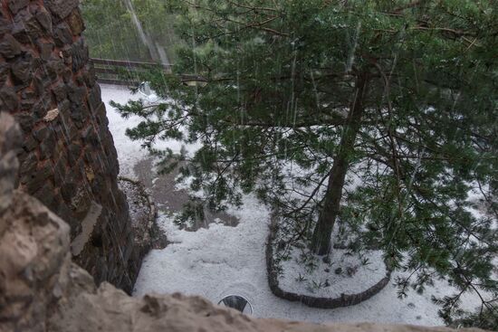 Blick aus dem Fenster nach einem schweren Hagel, und das im August!