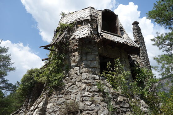 Unterhalb des Refugis die verfallene ehemalige Villa des Chefs der Zementfabrik