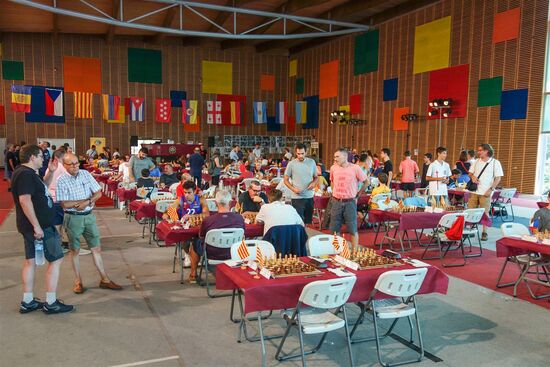 Blick in den Turniersaal. 64 Teilnehmer in der A-Gruppe und 49 in der B-Gruppe.