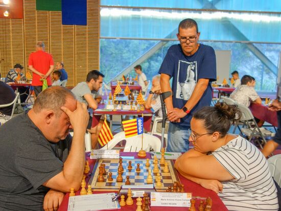 So geht es während der Partie zu. Ein Spiel geht üblicherweise 3 Stunden, 5 Stunden und mehr sind aber keine Seltenheit. Die Damen sind nach wie vor in der Minderheit, es sind aber deutlich mehr als früher. Hab auch schon gegen welche verloren.