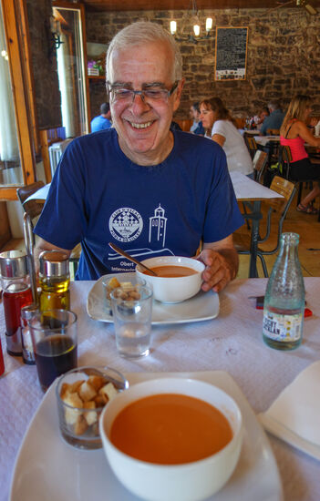 Der Turnierorganisator Alejandro Melchior. Freundlich, Immer ansprechbar und auskunftsfreudig! Hier bei einer spanischen Gazpacho Suppe in Castellar n'Hug. Die wird kalt serviert, ist etwas für den Sommer.