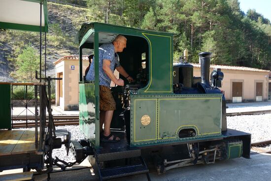 Eine kleine Bummelbahn fürt von der Zementfabrik runter in den Ort
