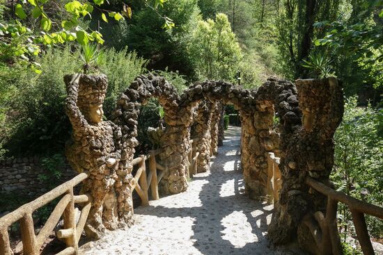 Die Bahn hält an einem von Antoni Gaudi entworfenen Garten, den man gegen eine kleine Eintrittsgebühr besichtigen kann
