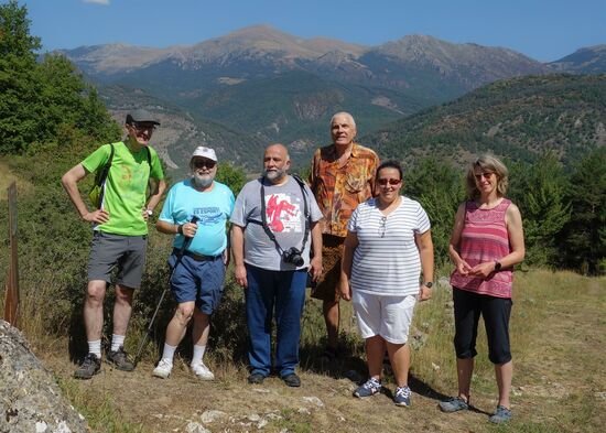 Der Turnierfotograf Jordi (Mitte) unternahm mit uns einen schönen Ausflug zum Castellar de Lillet. Danach ging es noch bergauf bis auf  diese Anhöhe