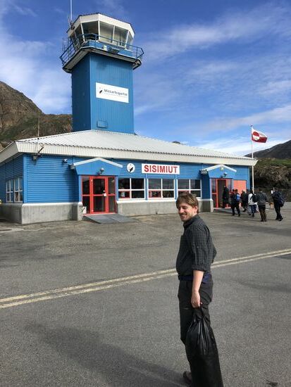 Die gesamte Flughafenverwaltung auf einen Blick: Ankunftsterminal (rechts), Abflugsterminal (links); Gepäckausgabe/-aufgabe (Mitte); Tower (oben)