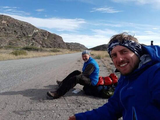 Statt 10 km Asphalt zu treten, warten wir auf eine Mitfahrgelegenheit.