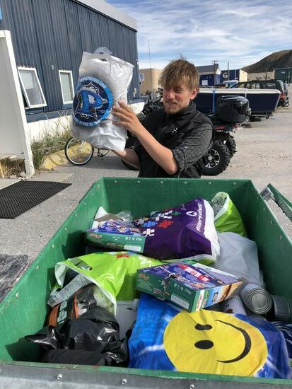Hikers maintaining the trail - Schlussaktion