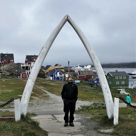 Museumseingang mit Blauwal-Kieferknochen