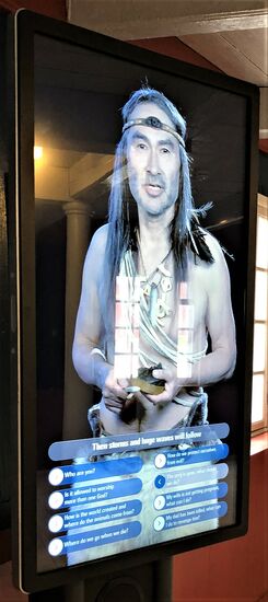 Hivshu, der freundliche Schamane von nebenan. Unten auf dem Bildschirm sind die auswählbaren Themen.