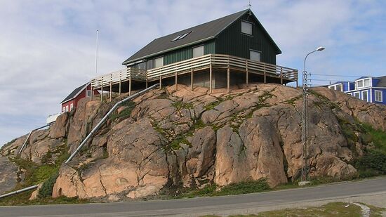 Gekonnt oberirdisch verlegte Abwasserleitung - einbuddeln ist hier nicht!