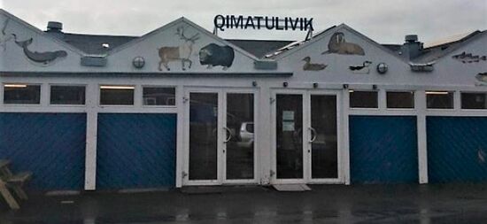 Fleisch- und Fischhalle zwischen Postamt und Supermarkt Brugseni