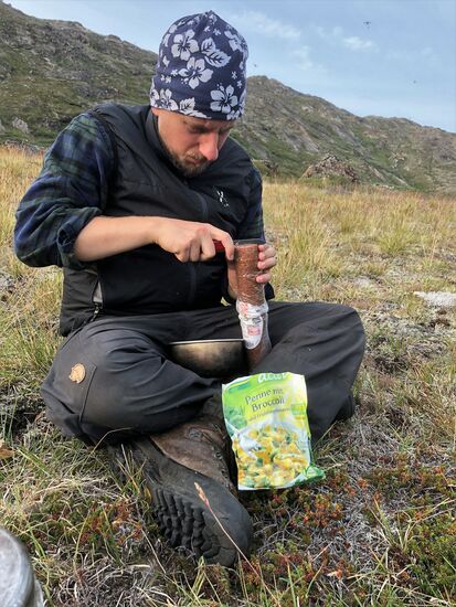 5-Sterne-Küche: Salami (wird gebraten) und Tütensuppe