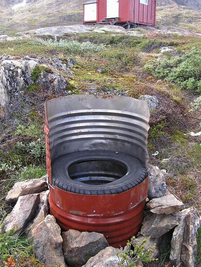 Zum Equipment der Hütte gehört auch ein outdoor-Klo -- eine lustige Bastelarbeit aus ei�nem alten Ölfaß und einem Autoreifen