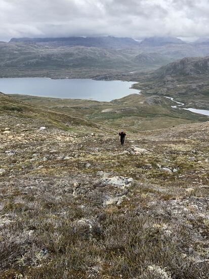 Erstes Teilstück des Aufstiegs - im Hintergrund der Fjord und die schmale Landenge zum angrenzenden See