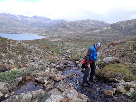 Lässige Wildwasser-Überquerung